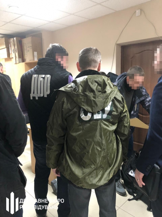Посадовця Державної міграційної служби у Чернівцях затримали на хабарі