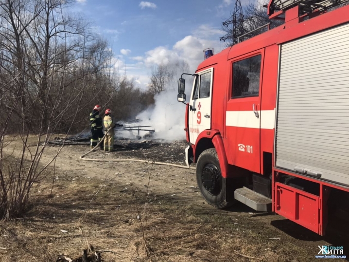 Через підпал сухої трави у Лужанах згоріла насосна станція