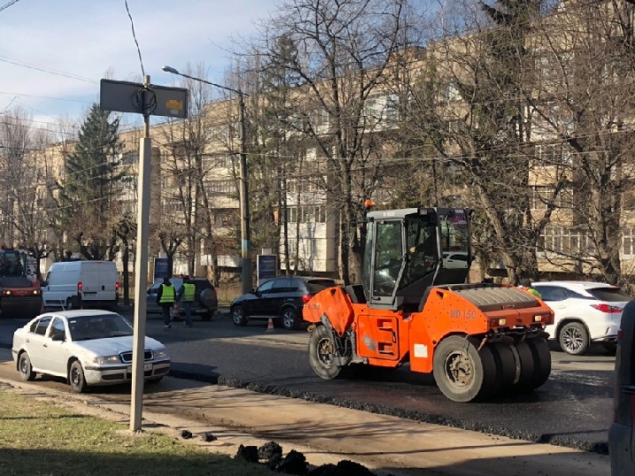 Водіїв попереджають про затори на вулиці Героїв Майдану