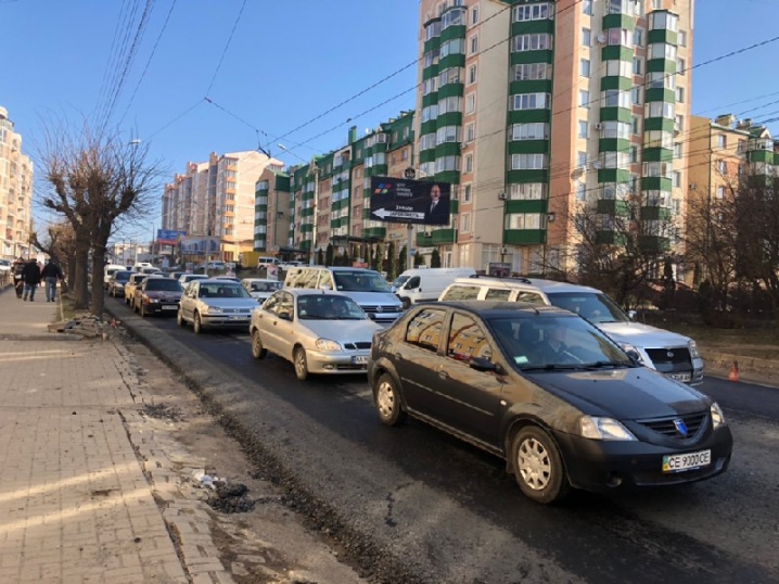 Водіїв попереджають про затори на вулиці Героїв Майдану