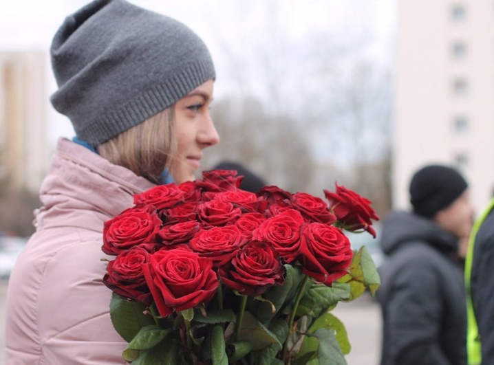 Патрульний з Чернівців освідчився коханій під час церемонії випуску