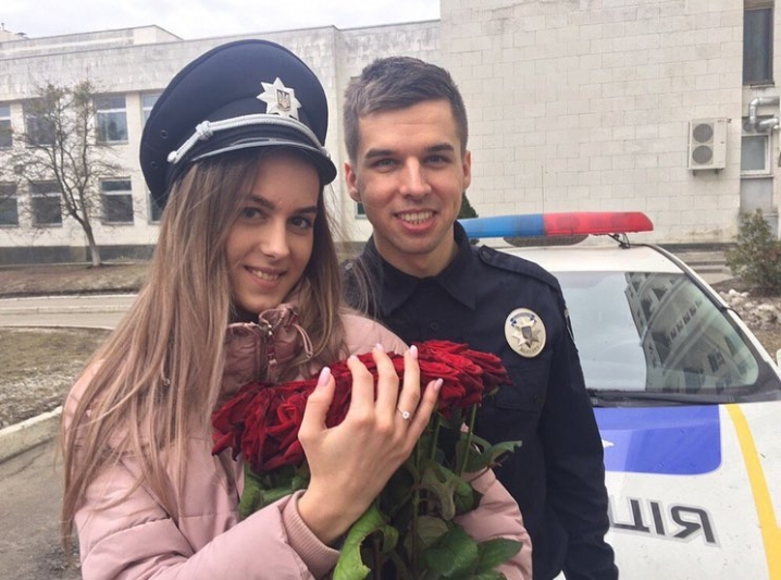Патрульний з Чернівців освідчився коханій під час церемонії випуску