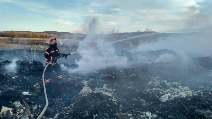 На Новоселиччині горіло сміттєзвалище
