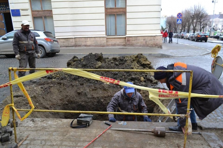 У центрі Чернівців замінюють аварійну трубу газопроводу