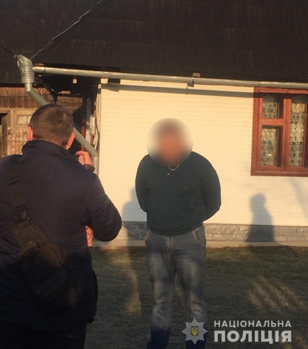 Зв'язали, побили та погрожували вбити: на Буковині троє грабіжників напали на жінку