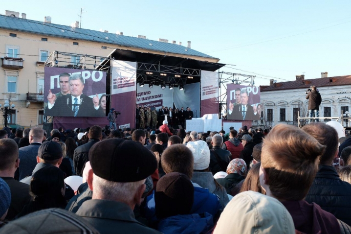 Петро Порошенко зустрівся із чернівчанами на площі Філармонії