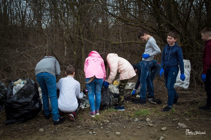 «Хіба вам не соромно, дорослі?» Буковинські школярі зібрали гори сміття у рідному селі