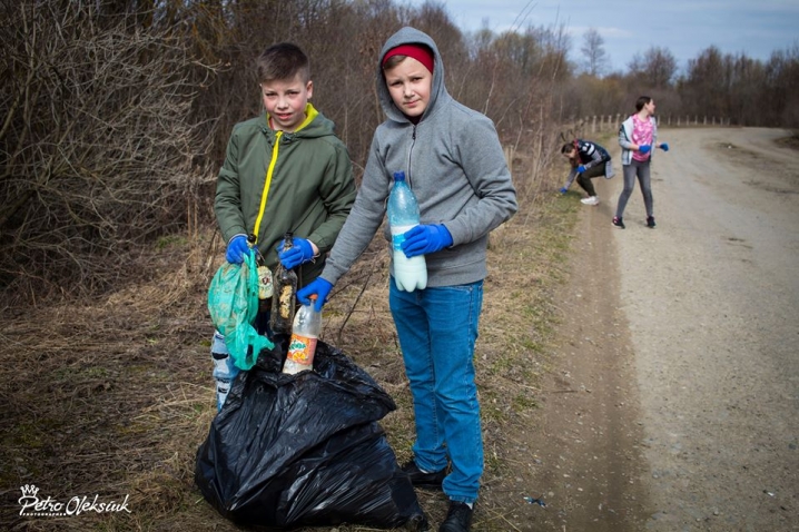 «Хіба вам не соромно, дорослі?» Буковинські школярі зібрали гори сміття у рідному селі
