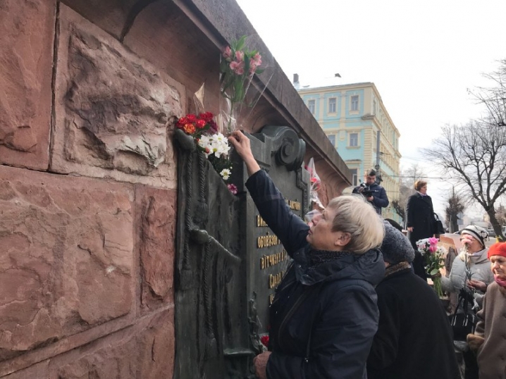 Чернівчани поклали квіти до пам’ятника Перемоги