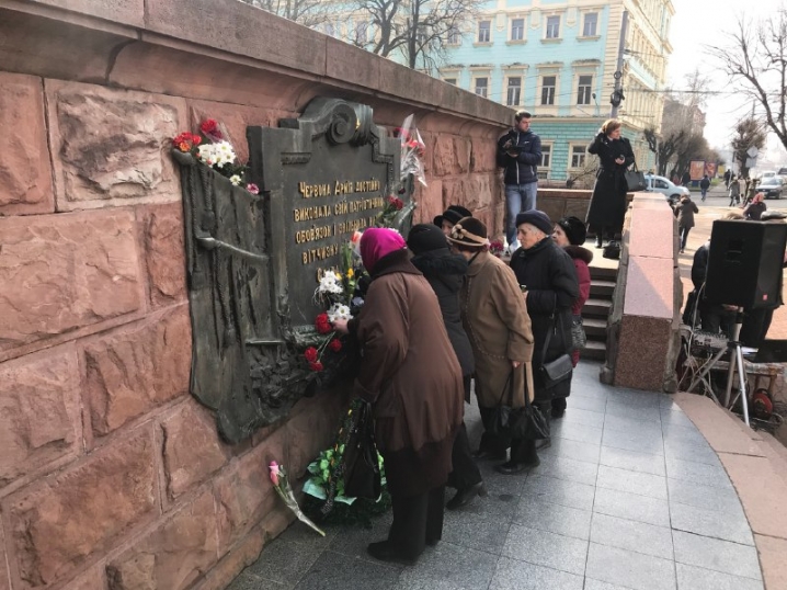 Чернівчани поклали квіти до пам’ятника Перемоги
