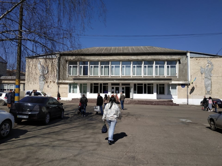 Одну з виборчих дільниць у Чернівцях затопило