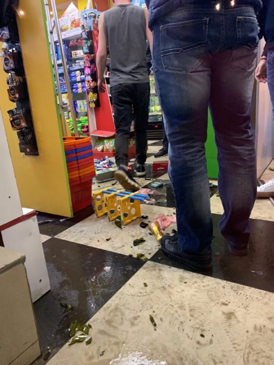 У центрі Чернівців чоловік влаштував погром у магазині: є постраждалі