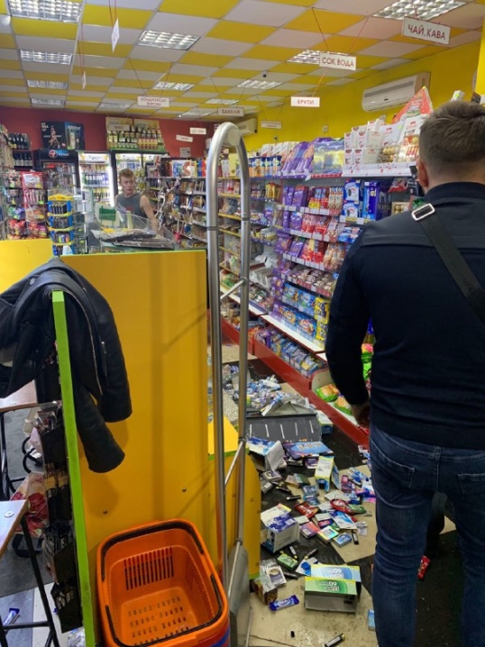 У центрі Чернівців чоловік влаштував погром у магазині: є постраждалі
