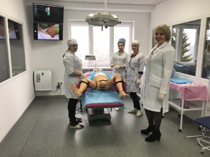 Студенти-медики у Чернівцях відпрацьовуватимуть вміння на роботах-симуляторах