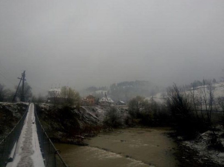 У гірських районах заморозки. На Путильщині випав сніг
