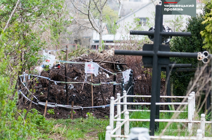 Активісти прибрали занедбані могили на Садгірському кладовищі