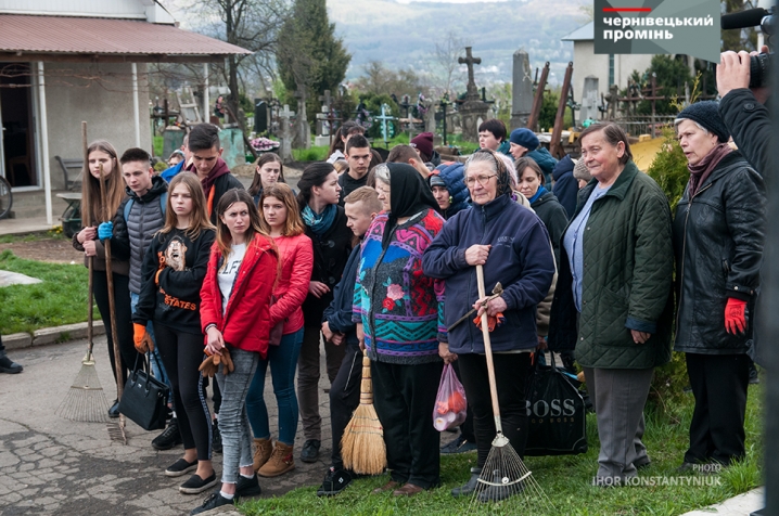 Активісти прибрали занедбані могили на Садгірському кладовищі