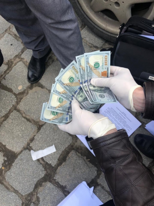 700 доларів за приховування порушень: у Чернівцях на хабарі затримали ревізора ДФС