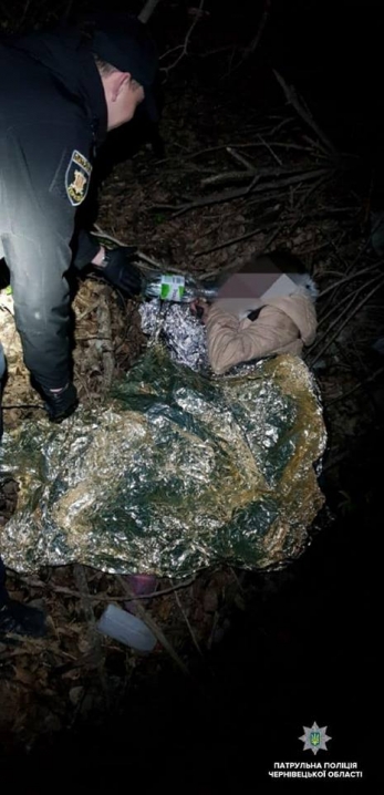 У Чернівцях патрульні врятували жінку, яка загубилася у лісопосадці