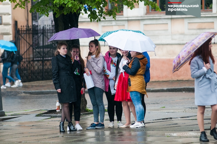 «Вишиванка - одяг вільних»: у Чернівцях провели акцію на підтримку українських політв'язнів