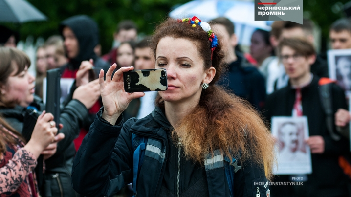 «Вишиванка - одяг вільних»: у Чернівцях провели акцію на підтримку українських політв'язнів