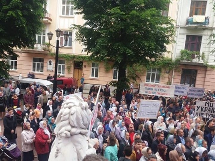 Понад тисячу вірян УПЦ МП зібралися під стінами ОДА
