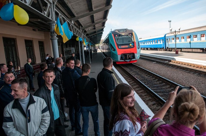 Новий швидкісний потяг із Чернівців уже вирушив до Львова