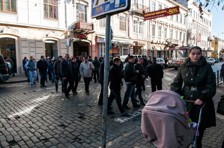 Активісти у Чернівцях перекрили дорогу у відповідь на грубу поведінку правоохоронців