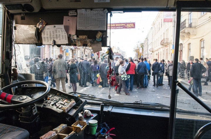 Активісти у Чернівцях перекрили дорогу у відповідь на грубу поведінку правоохоронців