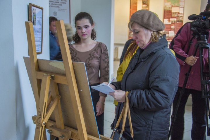 Художниця з Луганщини представила чернівчанам картини, написані у стародавній техніці