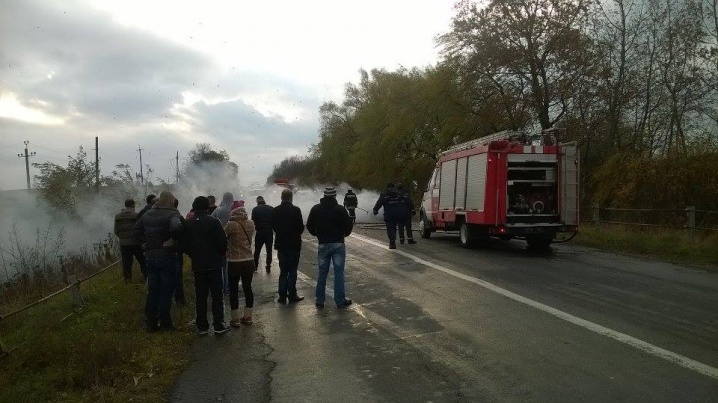 Подробиці ДТП на Сторожинецькій трасі: легковик згорів ущент через газовий балон