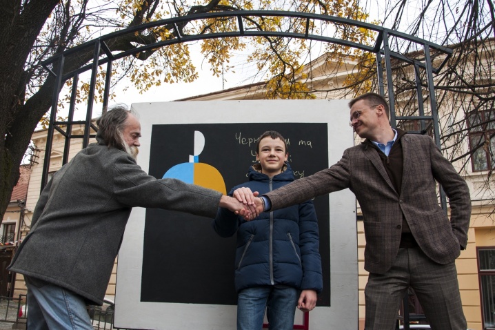 Федірко у Чернівцях встановив пам’ятник чорному квадрату