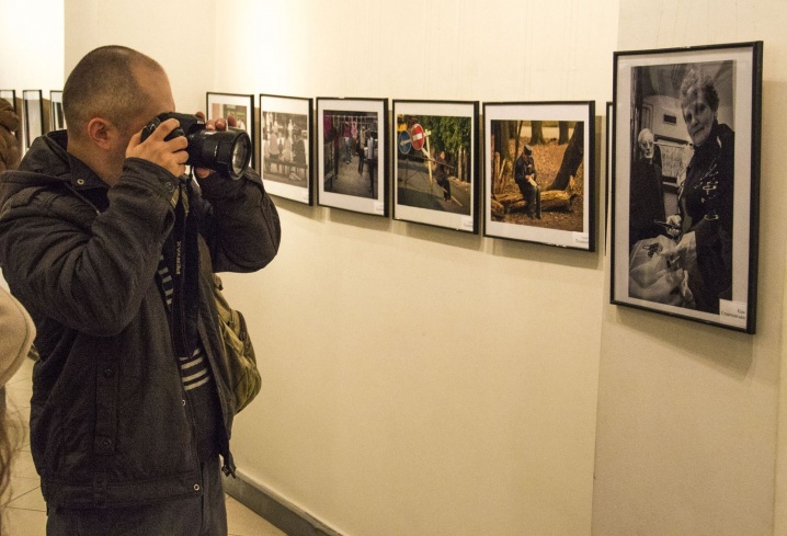 Одинадцять фотоісторій Чернівців представили у Вернісажі