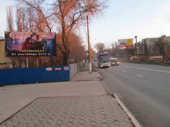 На вулицях Чернівців з'явилися білборди, присвячені Євромайдану