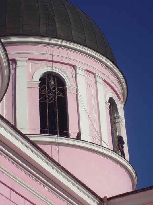 У Чернівцях у рожевому соборі міняють старі вікна на металопластикові