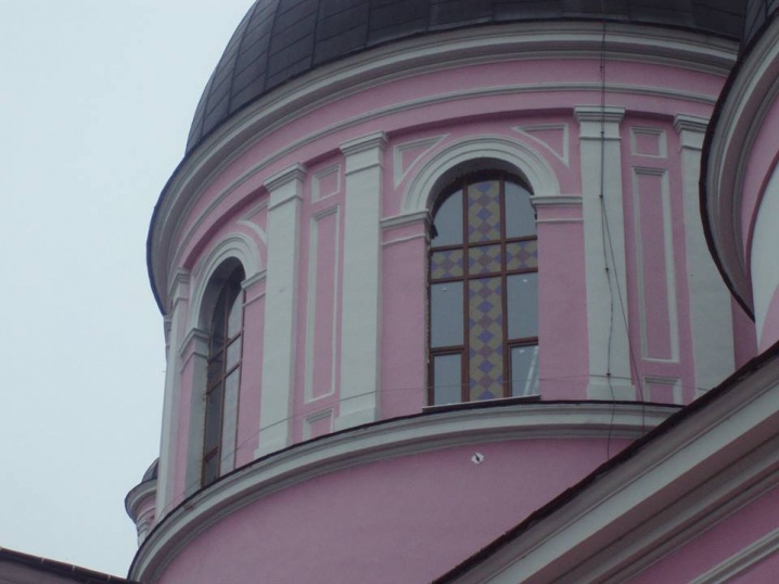 У Чернівцях у рожевому соборі міняють старі вікна на металопластикові
