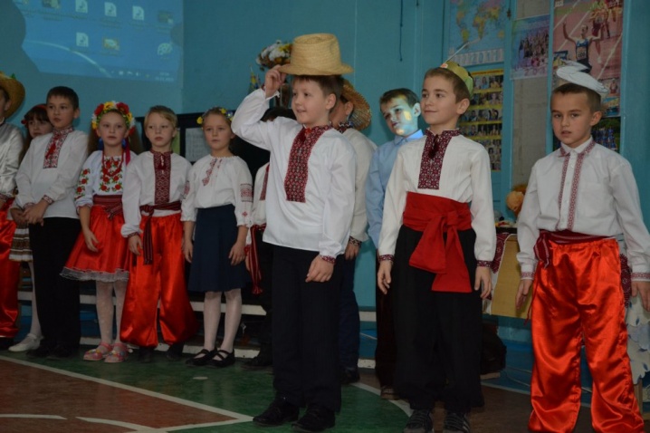 Школярі торгували випічкою і прикрасами, аби допомогти дітям Луганщини
