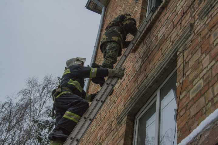 Рятувальники ліквідовували пожежу у котельні та боролися з деревом