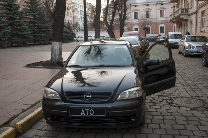 Чернівецькі волонтери придбали бійцям АТО автівку
