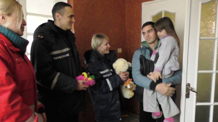 Рятувальники привітали дітей вимушених переселенців з Днем святого Миколая