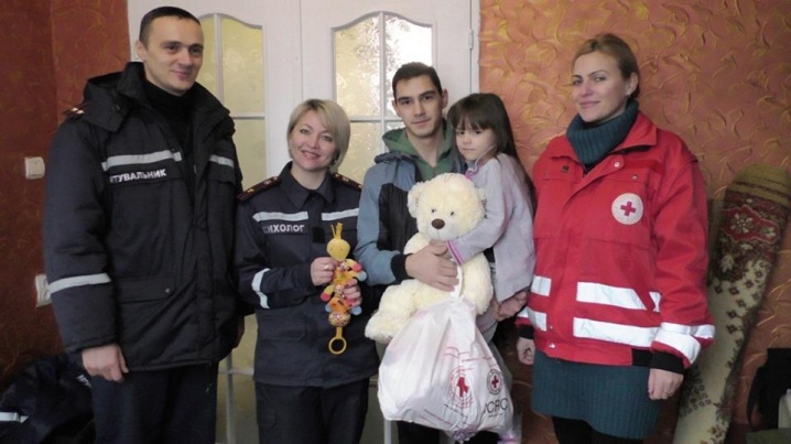 Рятувальники привітали дітей вимушених переселенців з Днем святого Миколая