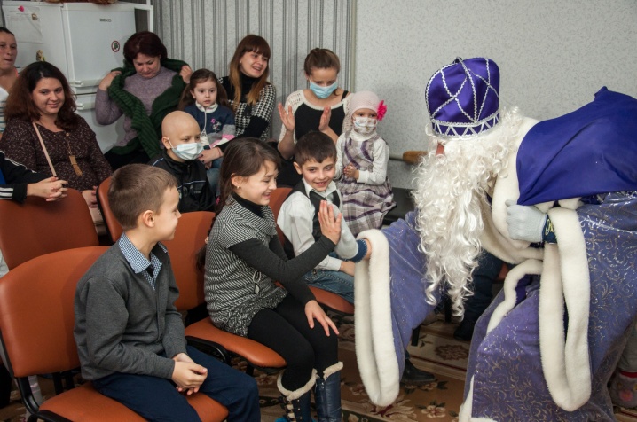 До дитячої лікарні прийшов святий Миколай із зайцями