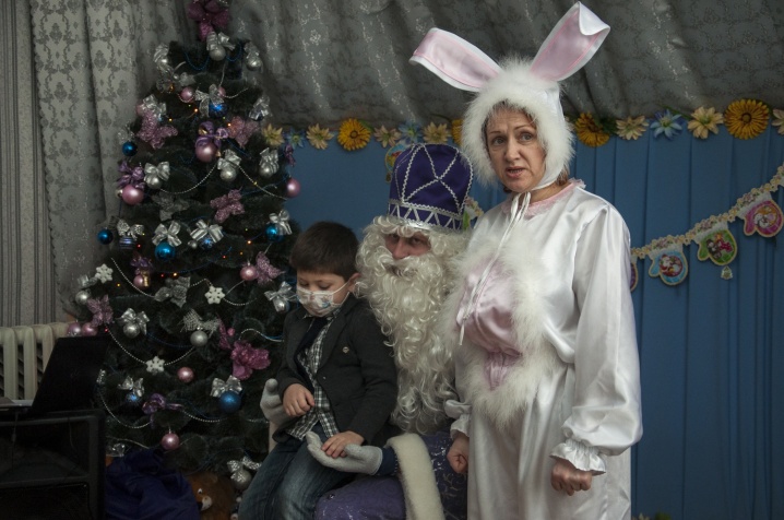 До дитячої лікарні прийшов святий Миколай із зайцями