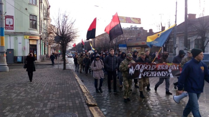 «Азов» і «Правий сектор» у Чернівцях підтримав політв’язнів маршем