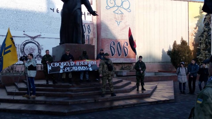 «Азов» і «Правий сектор» у Чернівцях підтримав політв’язнів маршем