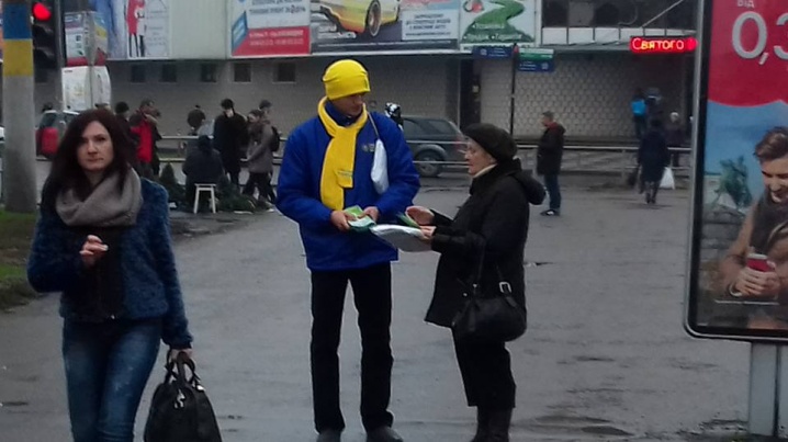 Волонтери ООН розповідали чернівчанам про енергозберігаючі лампочки