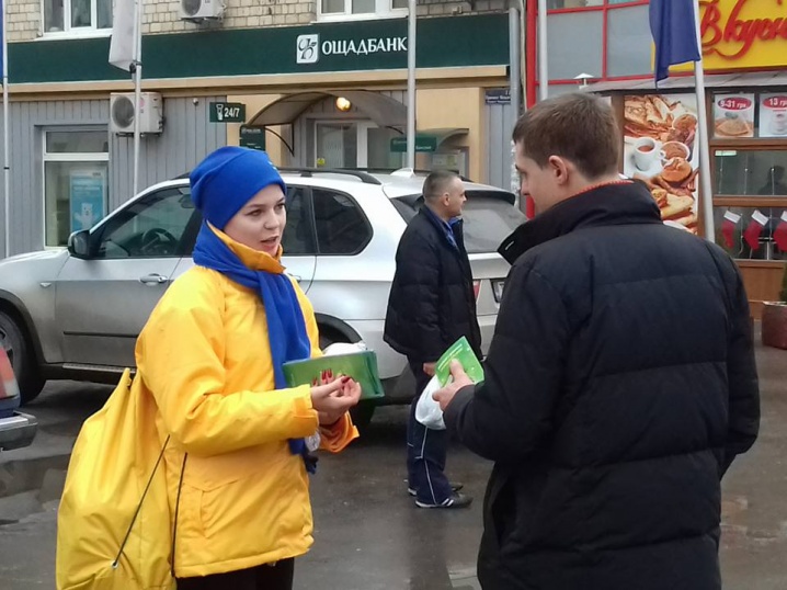 Волонтери ООН розповідали чернівчанам про енергозберігаючі лампочки