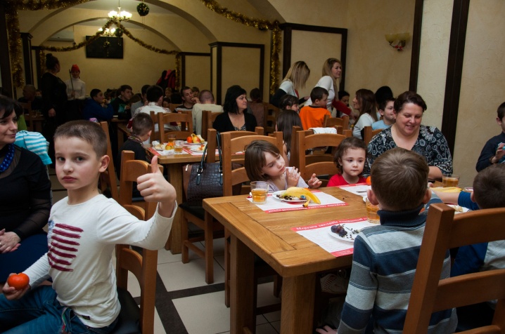 Вихованці дитячих будинків Буковини потрапили у різдвяну казку