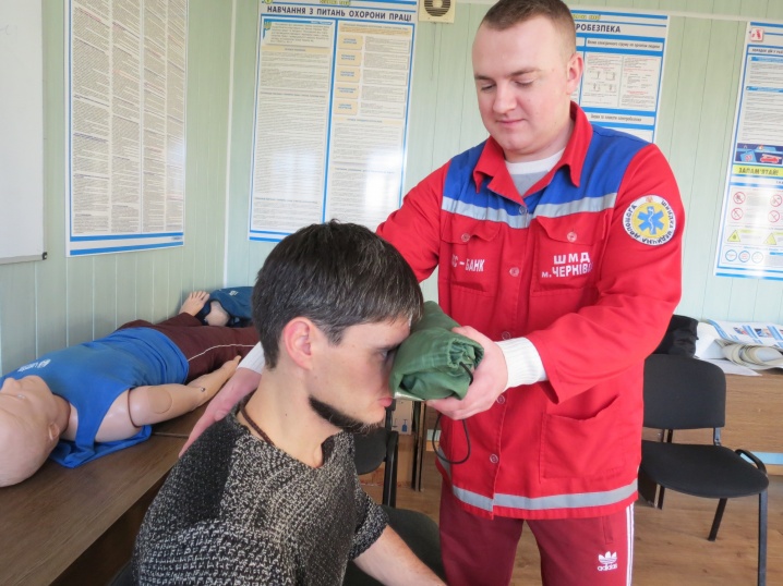 Чернівчанам радять, як допомогти при носовій кровотечі