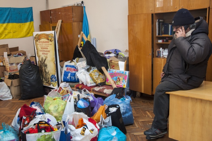Чернівецькі волонтери відправляють іграшки на передову